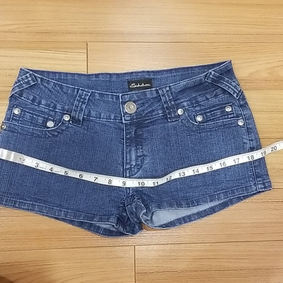 Low Rise Stretchy Denim Shorts - Picture 4 of 8